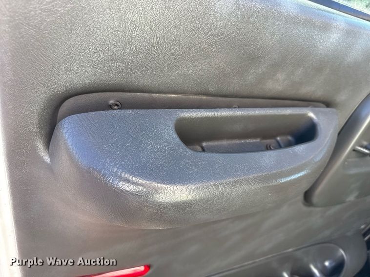 image for item EG2557 2005 GMC C6500 box truck