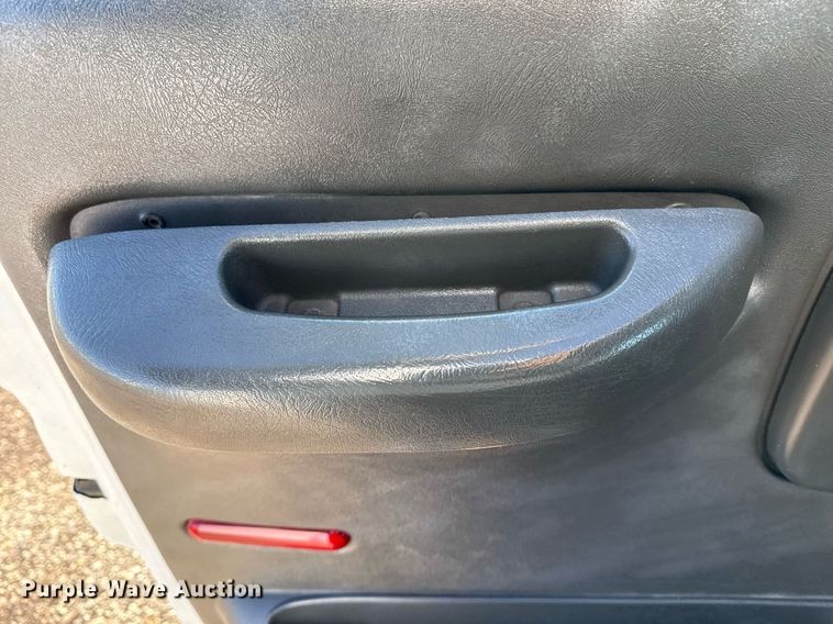 image for item EG2557 2005 GMC C6500 box truck