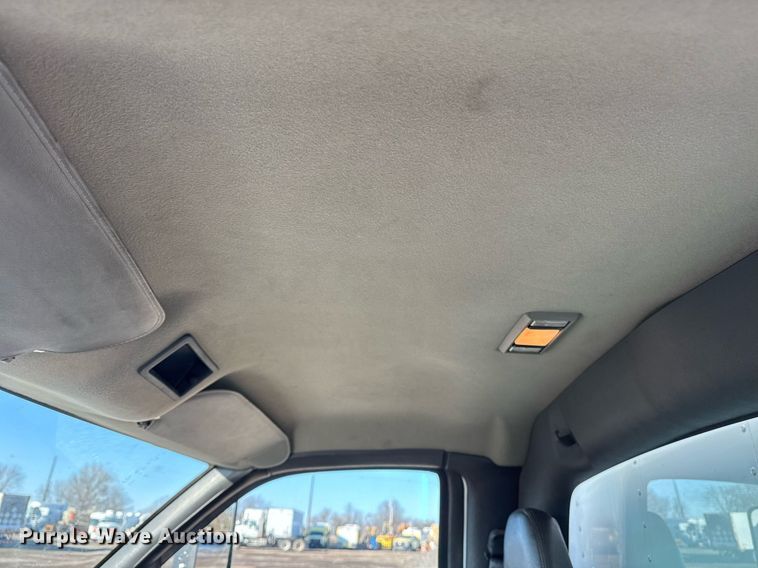 image for item EG2557 2005 GMC C6500 box truck