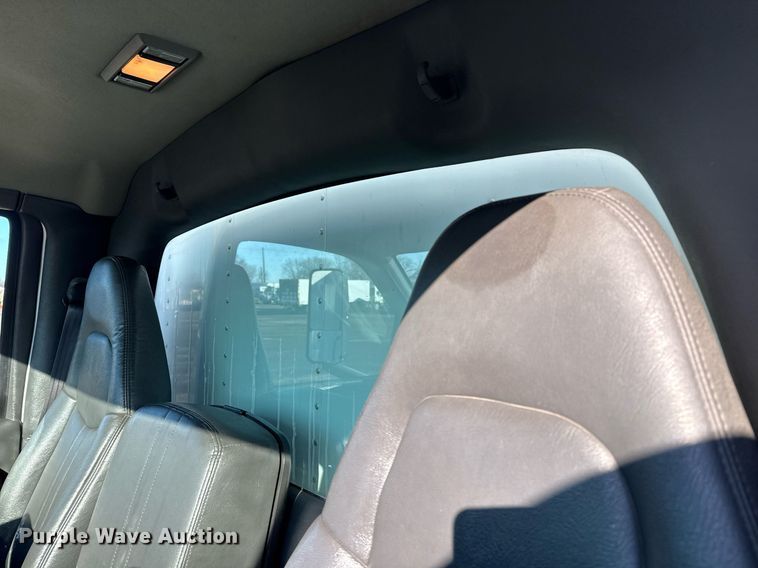 image for item EG2557 2005 GMC C6500 box truck