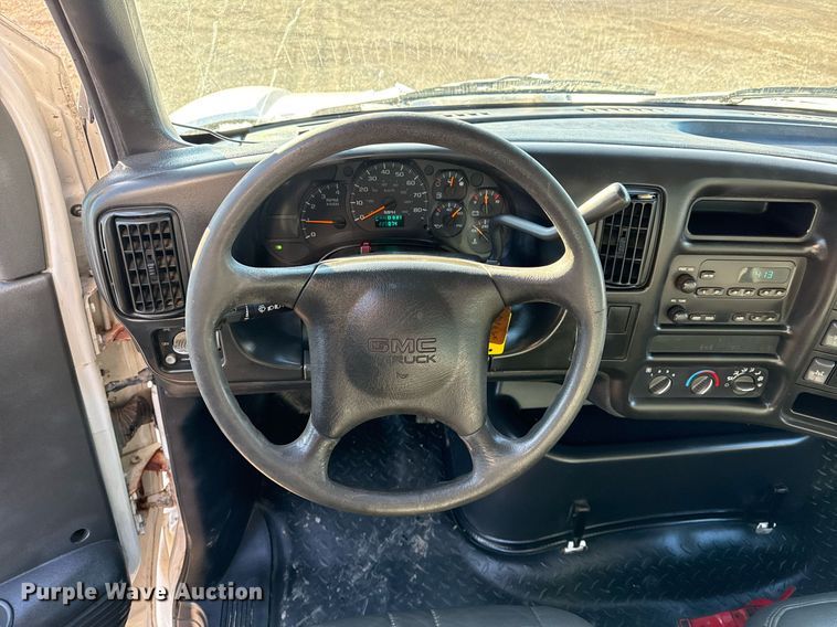 image for item EG2557 2005 GMC C6500 box truck