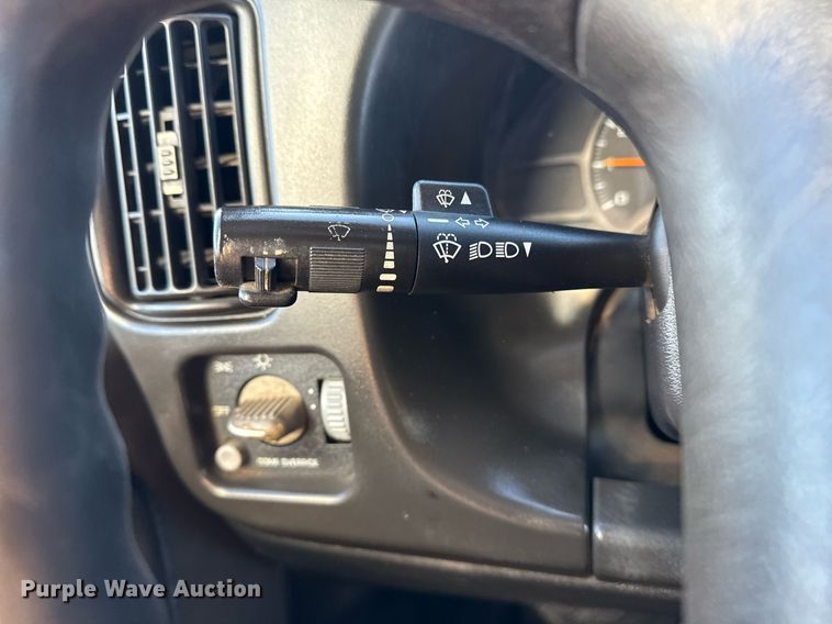 image for item EG2557 2005 GMC C6500 box truck