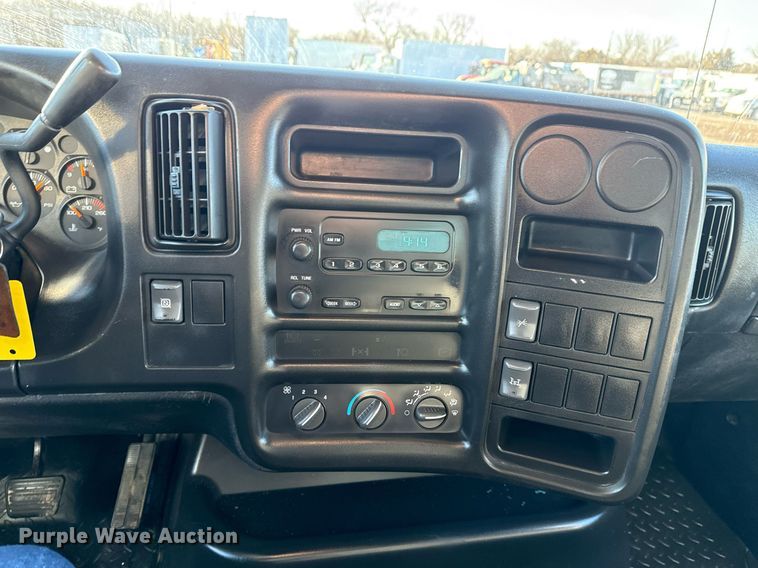 image for item EG2557 2005 GMC C6500 box truck