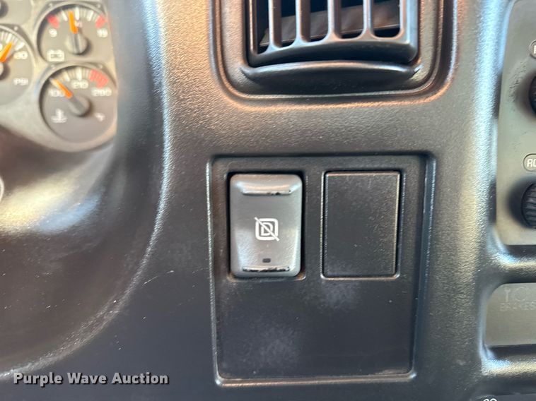 image for item EG2557 2005 GMC C6500 box truck