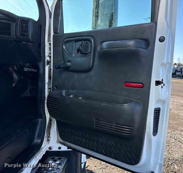 image for item EG2557 2005 GMC C6500 box truck