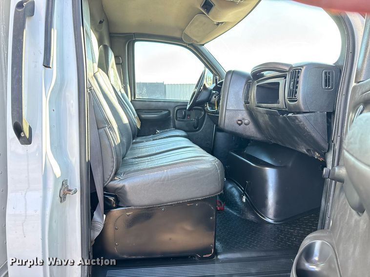 image for item EG2557 2005 GMC C6500 box truck
