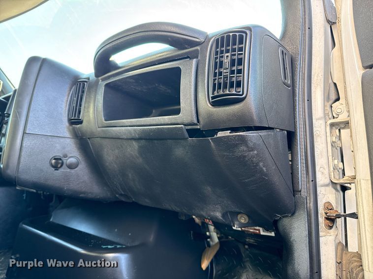 image for item EG2557 2005 GMC C6500 box truck