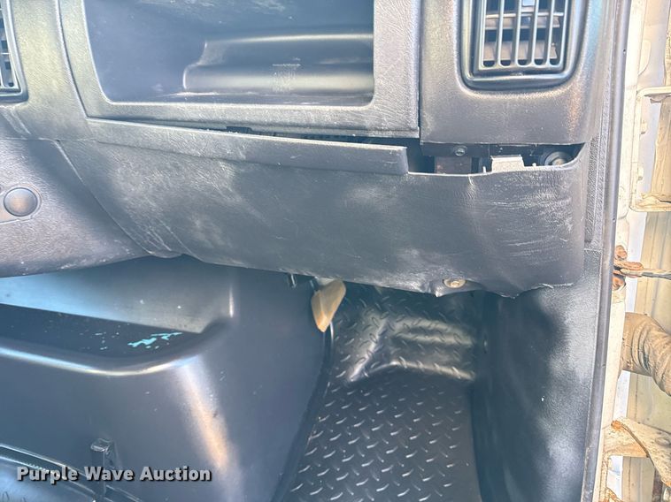 image for item EG2557 2005 GMC C6500 box truck