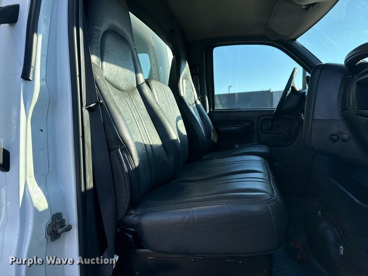 image for item EG2557 2005 GMC C6500 box truck