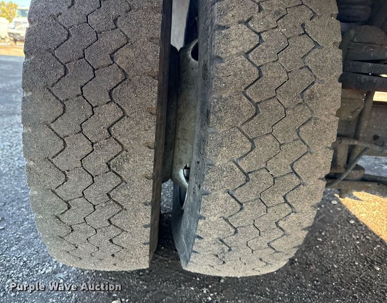 image for item EG2557 2005 GMC C6500 box truck