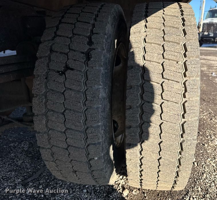 image for item EG2557 2005 GMC C6500 box truck