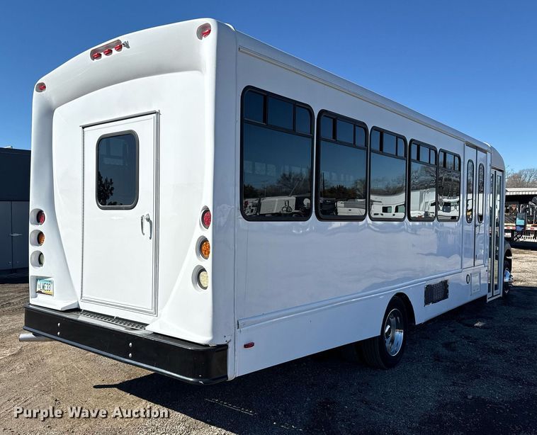 image for item EG2571 2014 Ford F550 Super Duty  shuttle bus