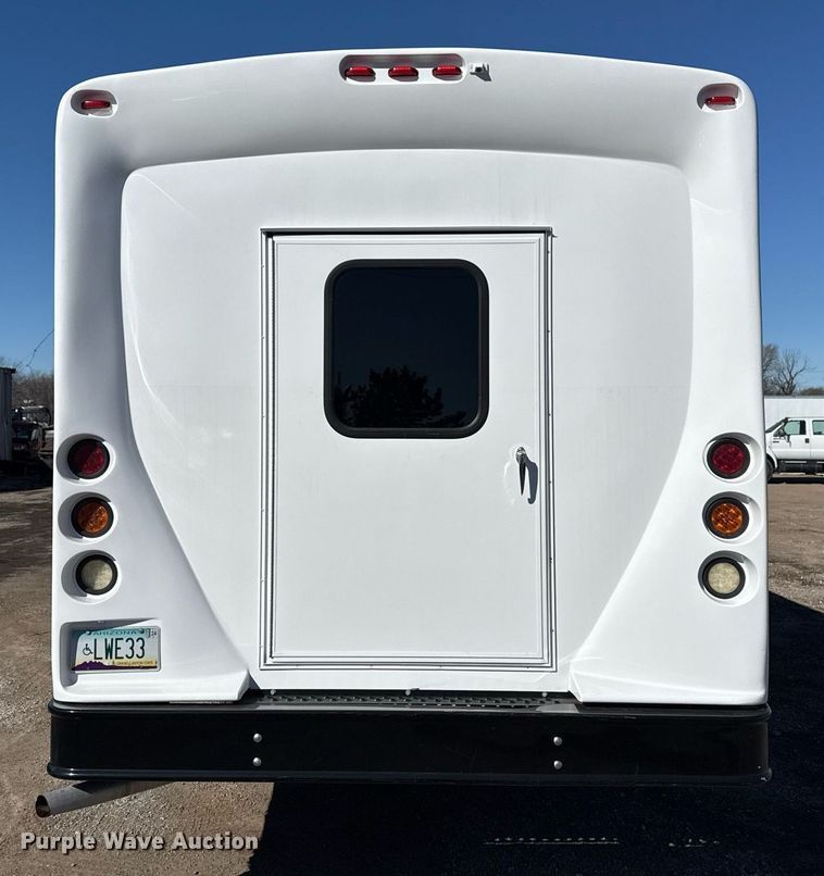 image for item EG2571 2014 Ford F550 Super Duty  shuttle bus