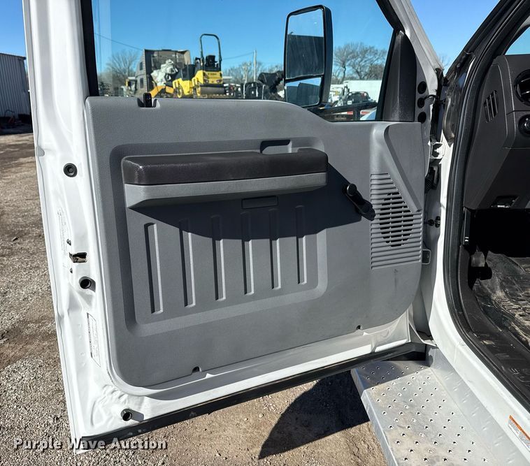 image for item EG2571 2014 Ford F550 Super Duty  shuttle bus