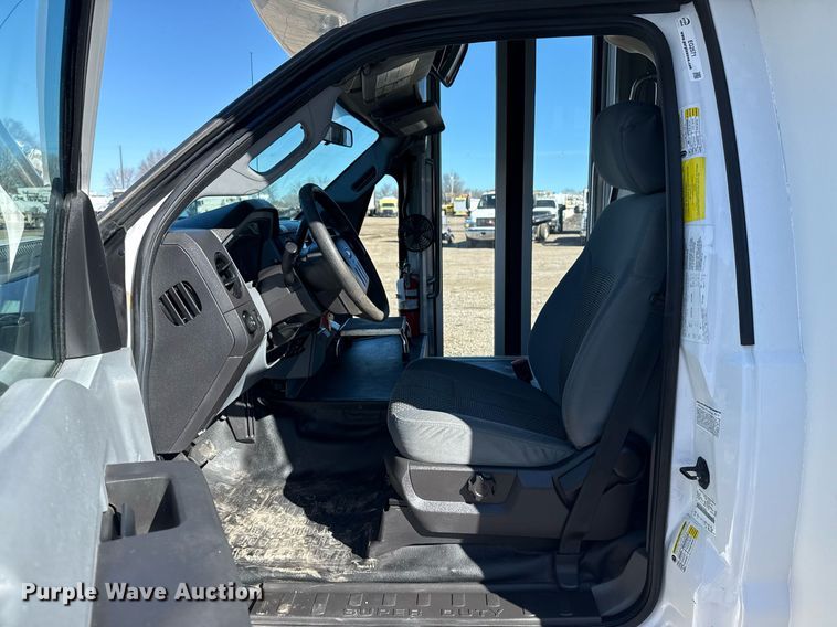 image for item EG2571 2014 Ford F550 Super Duty  shuttle bus