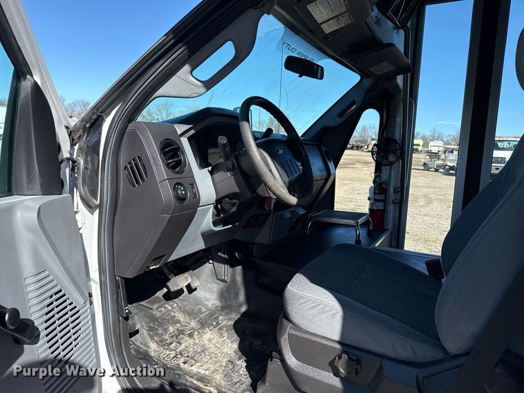 image for item EG2571 2014 Ford F550 Super Duty  shuttle bus
