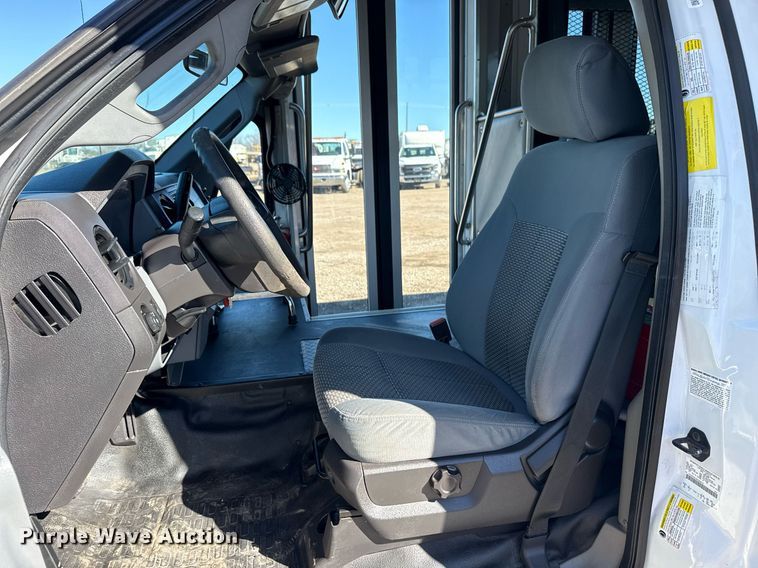 image for item EG2571 2014 Ford F550 Super Duty  shuttle bus