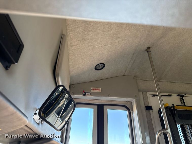 image for item EG2571 2014 Ford F550 Super Duty  shuttle bus