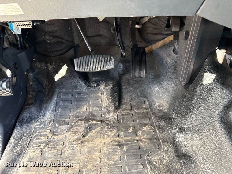 image for item EG2571 2014 Ford F550 Super Duty  shuttle bus