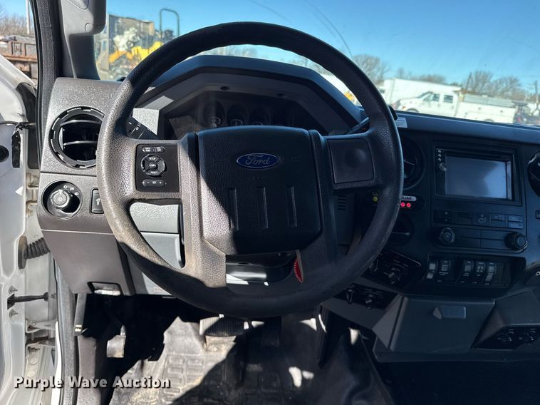 image for item EG2571 2014 Ford F550 Super Duty  shuttle bus