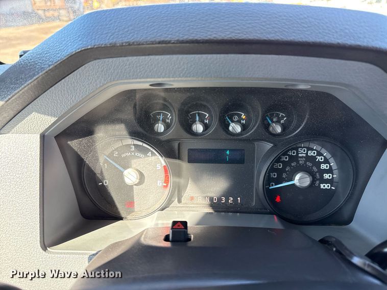 image for item EG2571 2014 Ford F550 Super Duty  shuttle bus