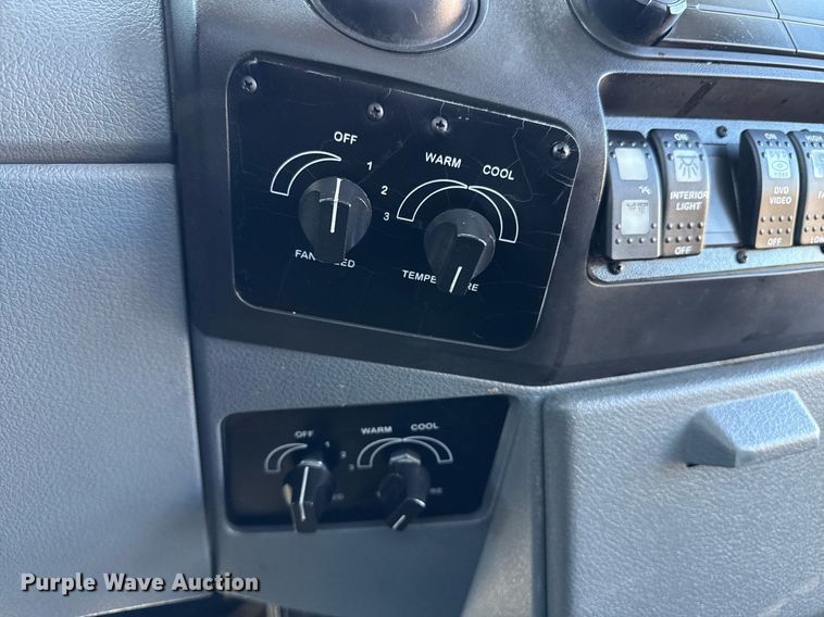 image for item EG2571 2014 Ford F550 Super Duty  shuttle bus