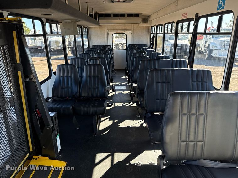 image for item EG2571 2014 Ford F550 Super Duty  shuttle bus