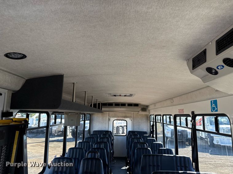 image for item EG2571 2014 Ford F550 Super Duty  shuttle bus