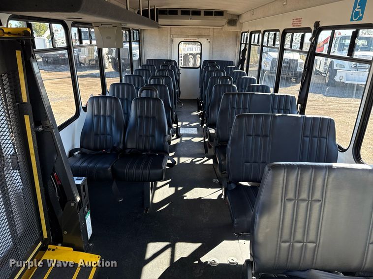 image for item EG2571 2014 Ford F550 Super Duty  shuttle bus