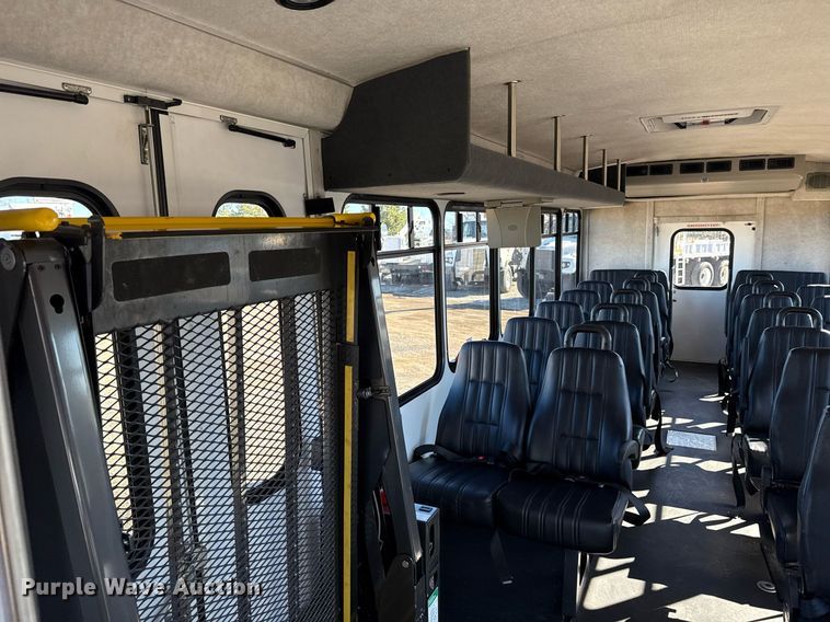 image for item EG2571 2014 Ford F550 Super Duty  shuttle bus