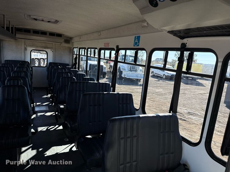 image for item EG2571 2014 Ford F550 Super Duty  shuttle bus