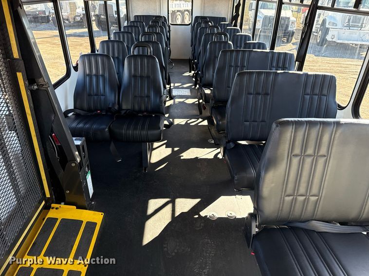 image for item EG2571 2014 Ford F550 Super Duty  shuttle bus