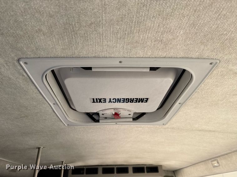 image for item EG2571 2014 Ford F550 Super Duty  shuttle bus