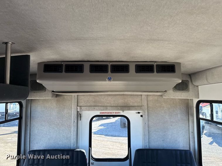 image for item EG2571 2014 Ford F550 Super Duty  shuttle bus