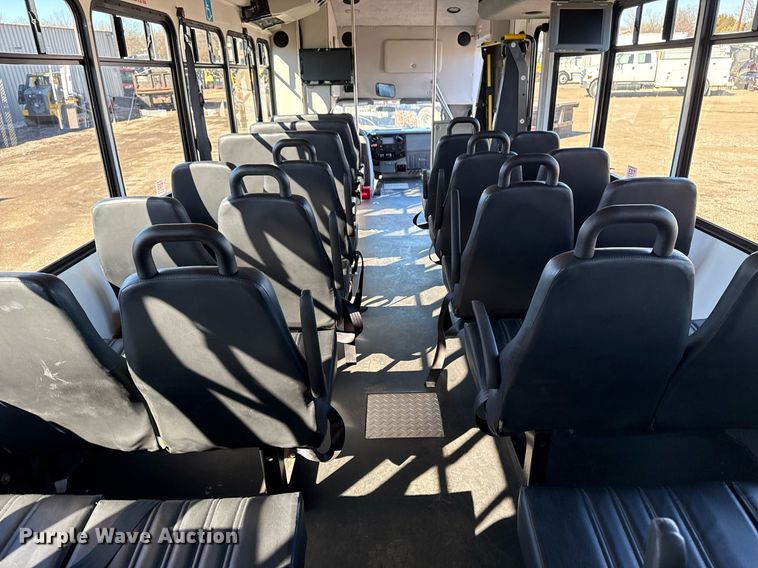 image for item EG2571 2014 Ford F550 Super Duty  shuttle bus