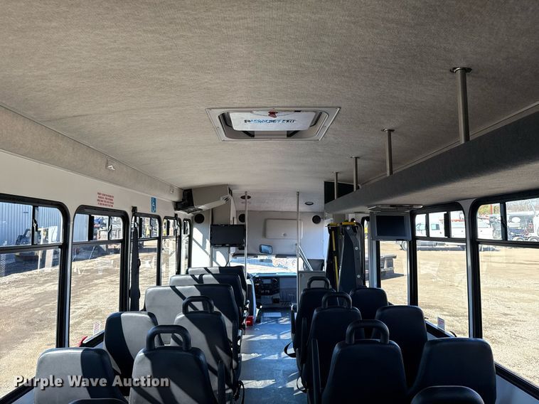 image for item EG2571 2014 Ford F550 Super Duty  shuttle bus