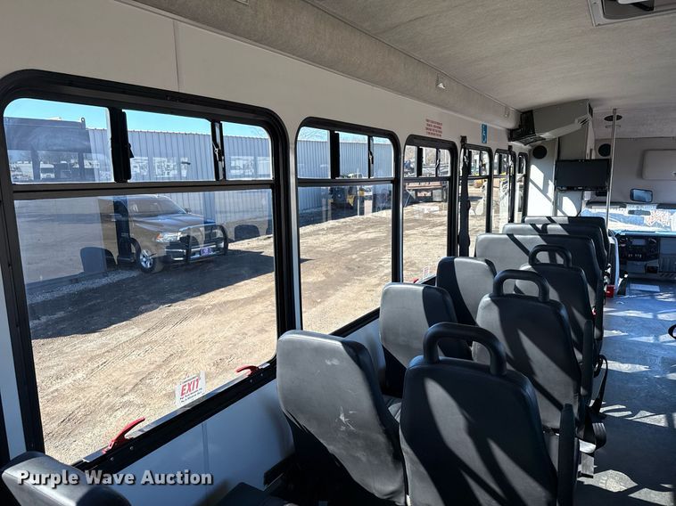 image for item EG2571 2014 Ford F550 Super Duty  shuttle bus