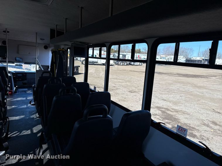 image for item EG2571 2014 Ford F550 Super Duty  shuttle bus