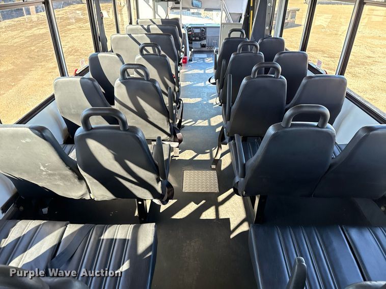 image for item EG2571 2014 Ford F550 Super Duty  shuttle bus