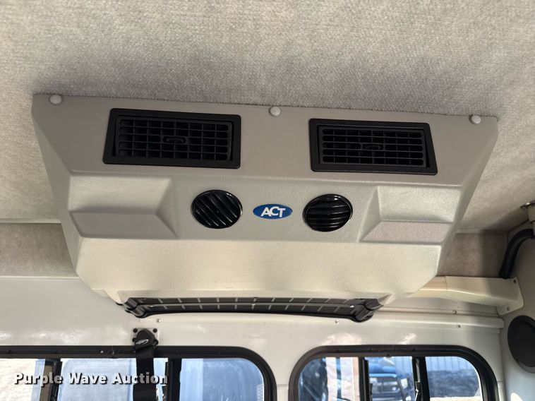image for item EG2571 2014 Ford F550 Super Duty  shuttle bus