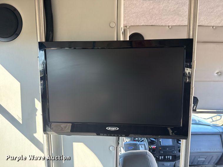 image for item EG2571 2014 Ford F550 Super Duty  shuttle bus