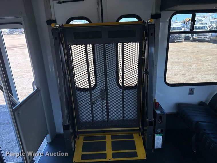 image for item EG2571 2014 Ford F550 Super Duty  shuttle bus