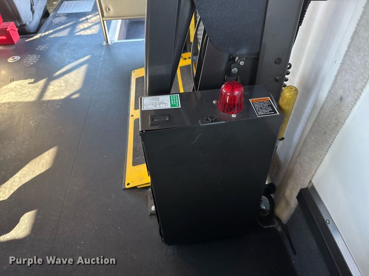 image for item EG2571 2014 Ford F550 Super Duty  shuttle bus