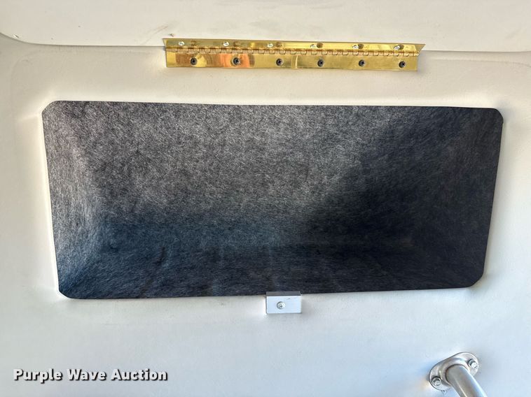 image for item EG2571 2014 Ford F550 Super Duty  shuttle bus