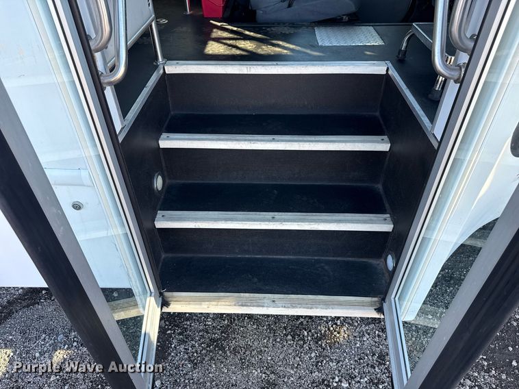 image for item EG2571 2014 Ford F550 Super Duty  shuttle bus