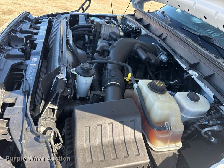 image for item EG2571 2014 Ford F550 Super Duty  shuttle bus