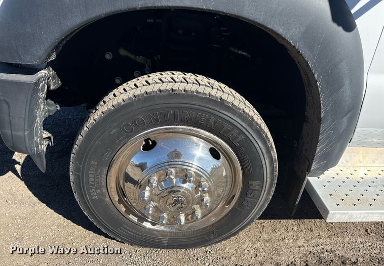 image for item EG2571 2014 Ford F550 Super Duty  shuttle bus