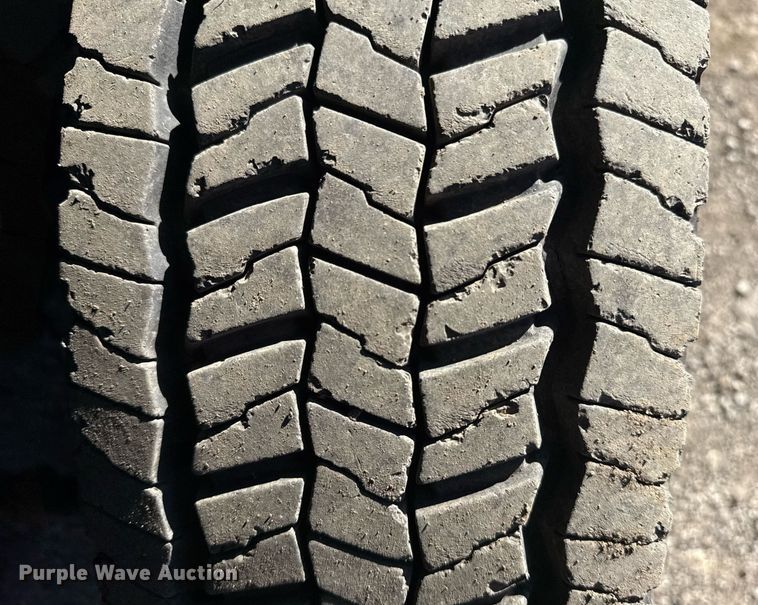 image for item EG2571 2014 Ford F550 Super Duty  shuttle bus