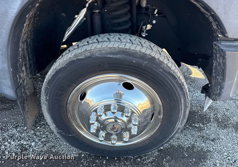 image for item EG2571 2014 Ford F550 Super Duty  shuttle bus