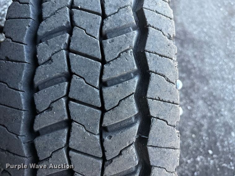 image for item EG2571 2014 Ford F550 Super Duty  shuttle bus